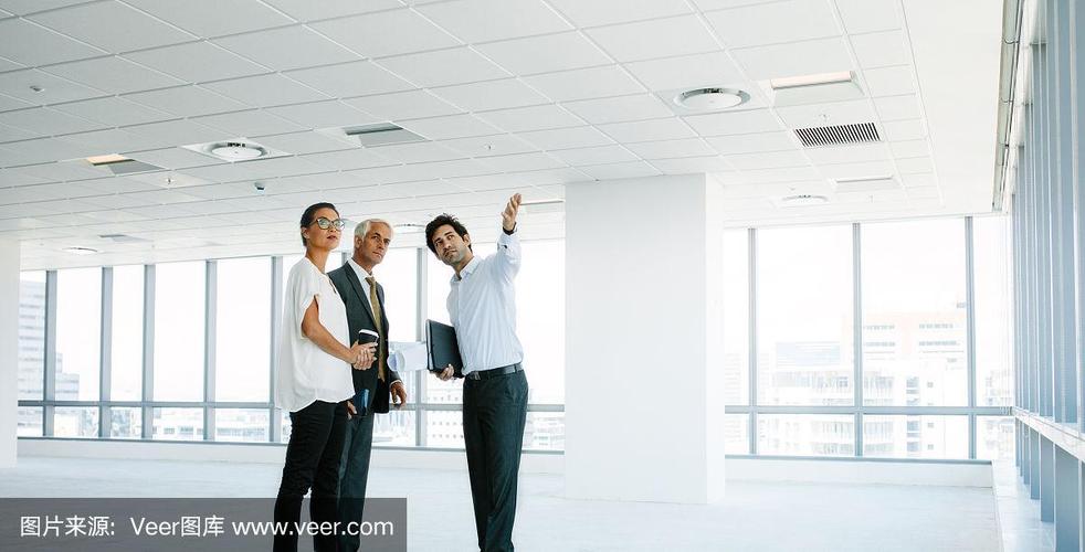 房地产经纪人向客户展示新的办公空间